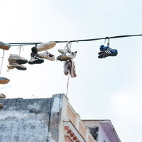 キューバ風の街路に駐車した赤いクラシックカーの写真