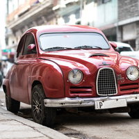 赤いクラシックカーSAAB 93の路肩への路駐の写真