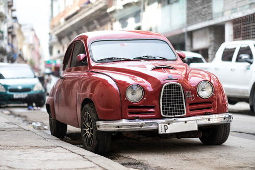 赤いクラシックカーSAAB 93の路肩への路駐