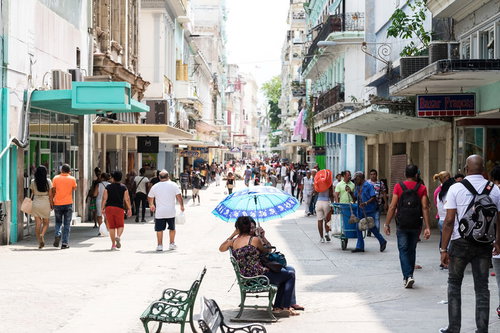レトロなコロニアル建築が並ぶハバナの街並み