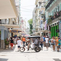 キューバの首都ハバナの街並みと人混みの日常風景の写真