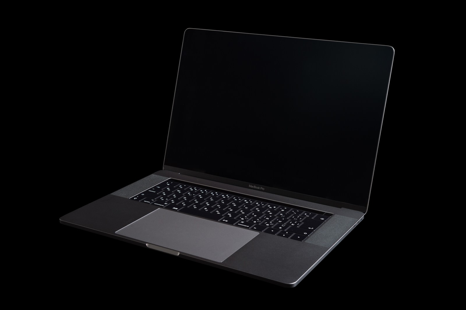 黒背景に斜め置きされたMacBook Pro