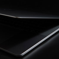 薄さ際立つノートパソコンの写真