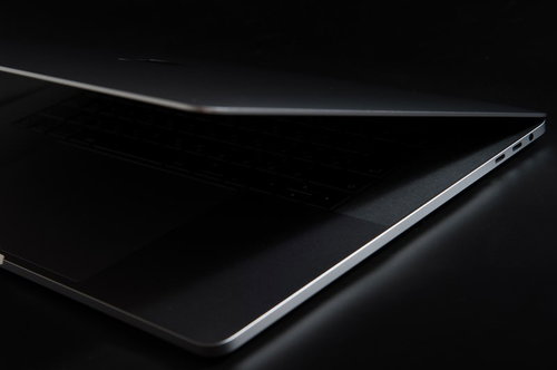 薄さ際立つノートパソコン