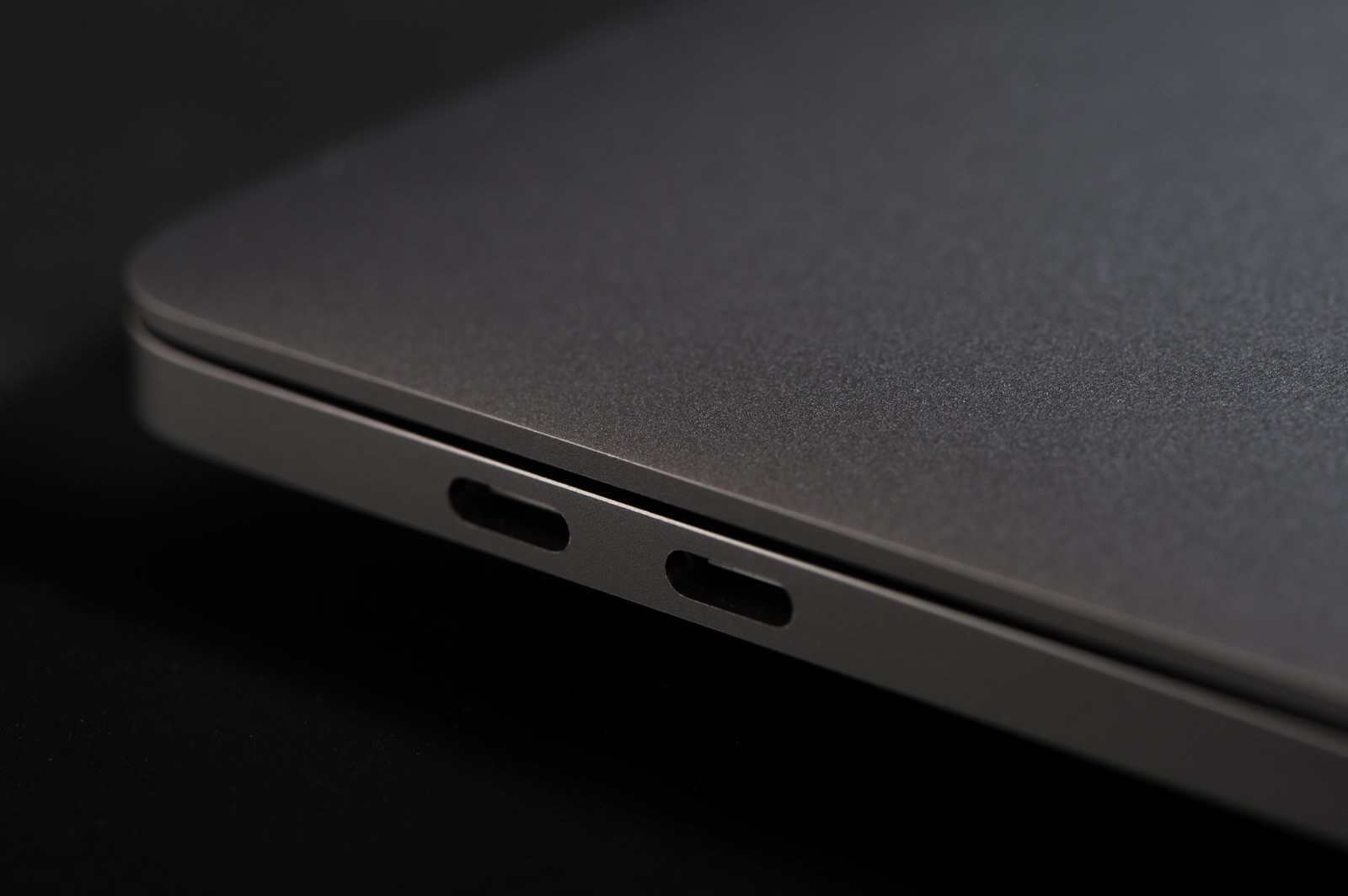 MacBook側面に並ぶUSB-Cポート2つ