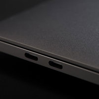 側面のUSB-Cポート2つが並ぶMacBookの写真
