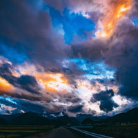 夕暮れ時にオレンジ色に染まる雲と青空の風景の写真