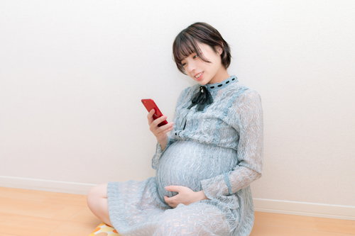 スマートフォンを見る妊婦