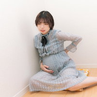 グレーのパジャマを着た妊娠後期の腰痛に悩む妊婦の写真