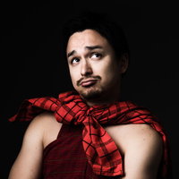 赤いタータンチェックを肩に掛けるドイツ人ハーフ男性の写真