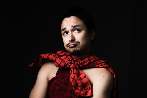 赤いタータンチェックを肩に掛けるドイツ人ハーフ男性