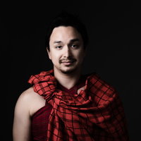 マサイ族の赤い民族衣装を着た男性の記念撮影の写真