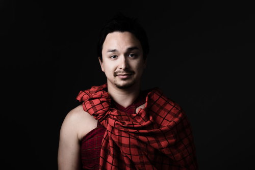 マサイ族の赤い民族衣装を着た男性の記念撮影