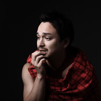 ネットが繋がらない場所での不安に震えるドイツ人ハーフ男性の写真