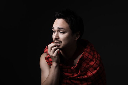 ネットが繋がらない場所での不安に震えるドイツ人ハーフ男性