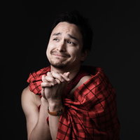 断りきれず人生損している赤い民族衣装のドイツ人ハーフ男性の写真