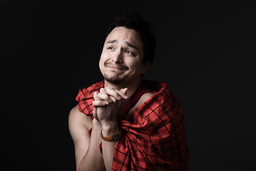 断りきれず人生損している赤い民族衣装のドイツ人ハーフ男性