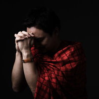 一生のお願いです。両手を合わせて祈る男性の写真