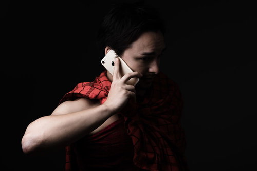 母さん助けて！スマートフォンで通話する男性