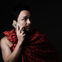 何度掛け直しても繋がらない圏外の男性スマートフォンユーザーの写真