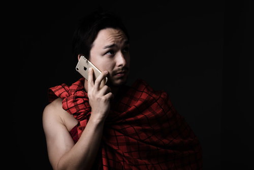 何度掛け直しても繋がらない圏外の男性スマートフォンユーザー