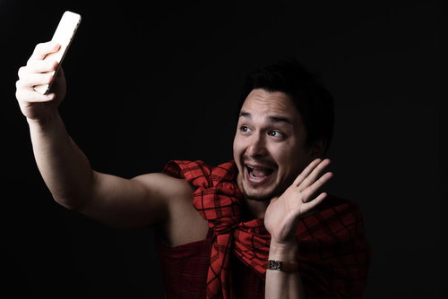 赤いチェック柄の民族衣装を着て自撮りする現役ドイツ人ハーフ男性