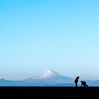 いちについてよーい、富士山を背景に寄り添うカップルのシルエットの写真