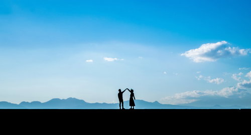 つないで手を離さないカップル（シルエット）