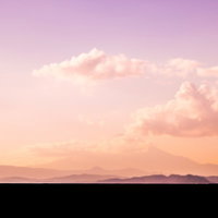 夕焼けの中を散歩する男性のシルエット写真の写真