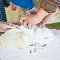 つきたてのお餅に片栗粉（餅とり粉）をまぶす調理風景の写真
