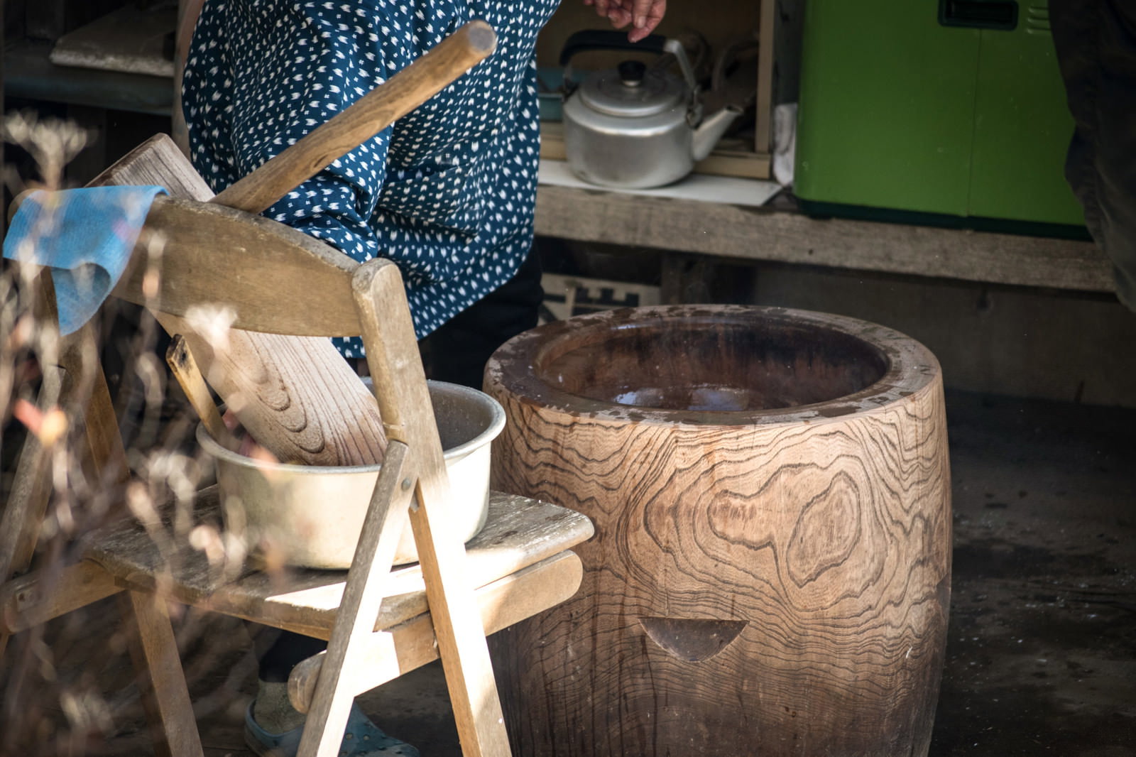 木製の臼と杵が置かれた田舎のお正月準備の様子