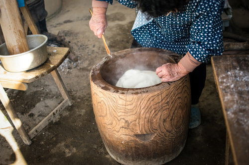ついた餅を返す田舎のばっちゃんの餅つき風景