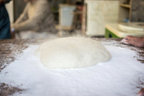 餅とり粉をまぶしたつきたてのお餅、もちつき後の仕上げ