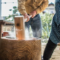 正月恒例の杵と臼を使った餅つきの写真