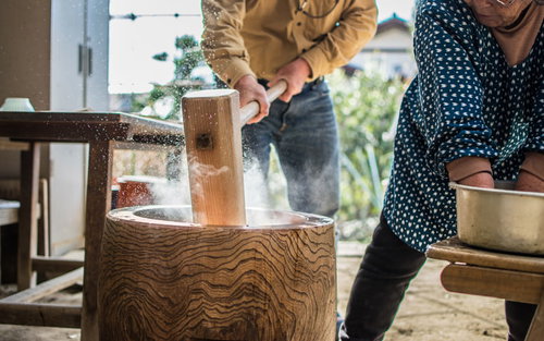 正月恒例の杵と臼を使った餅つき