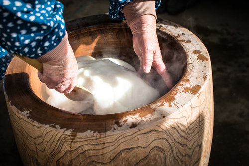 臼に入ったつきたてのお餅と婆ちゃんの手で感じる正月