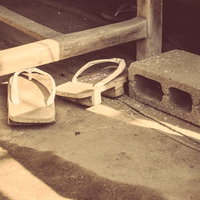 玄関に無造作に置かれた木製の下駄の写真