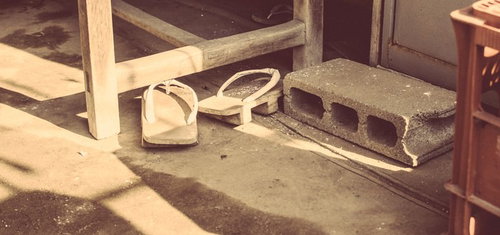 玄関に無造作に置かれた木製の下駄