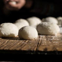 つきたてのお餅を食べやすく切り分けた丸い一皿の写真