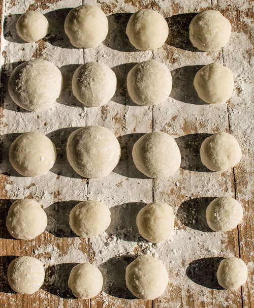 餅とり粉をまぶした丸く切り分けたお餅、もちつき後の工程