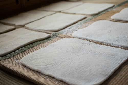 ござの上に片栗粉をまぶして並べられた手作り餅