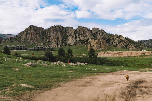広大な草原と岩山と廃墟など（モンゴル）
