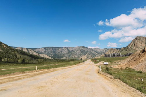 モンゴルのゴルヒ・テレルジ国立公園にある亀石までの一本道