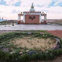 モンゴルの世界エネルギーセンター正面にある砂を撒く最初のルートの写真