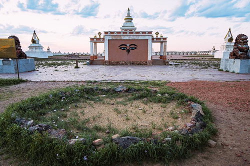 モンゴルの世界エネルギーセンター正面にある砂を撒く最初のルート