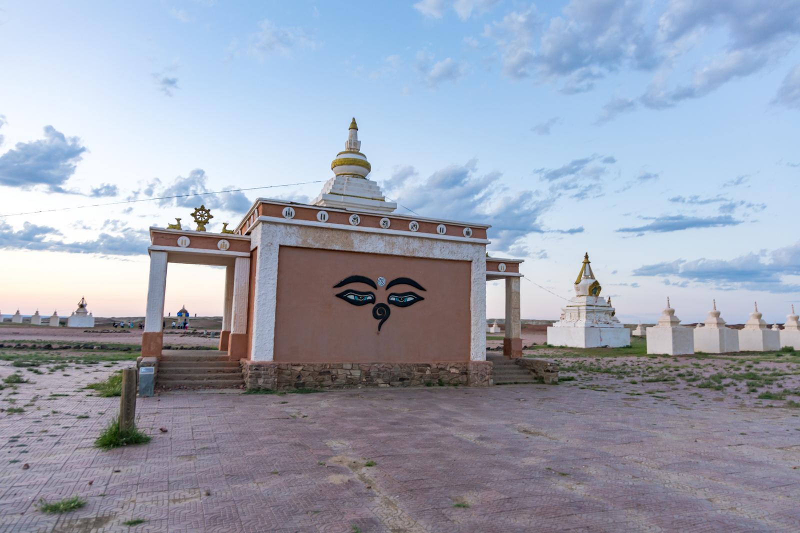 モンゴルの世界エネルギーセンター正面にある仏陀の目が夕陽に照らされた仏塔