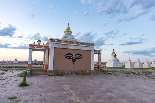 夕陽に照らされる仏陀の目と世界エネルギーセンター正面