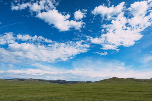 白い雲が浮かぶ青空とモンゴルの大草原
