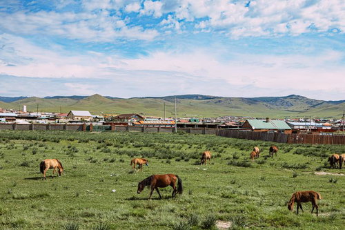 自然と街が調和するモンゴルの田舎風景