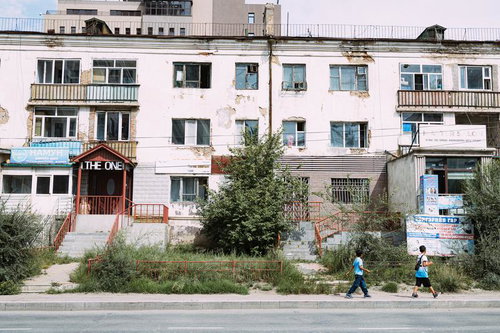 ウランバートル市内の老朽化した建物と街角